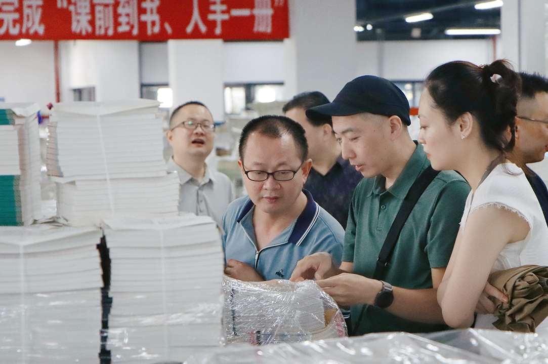 人民教育出版社一行到印务集团开展教材巡检抽检工作